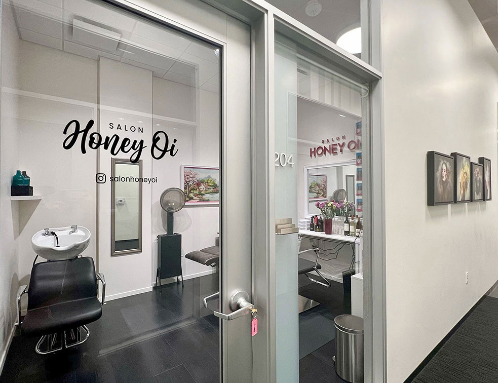 Salon Honey Oi front door